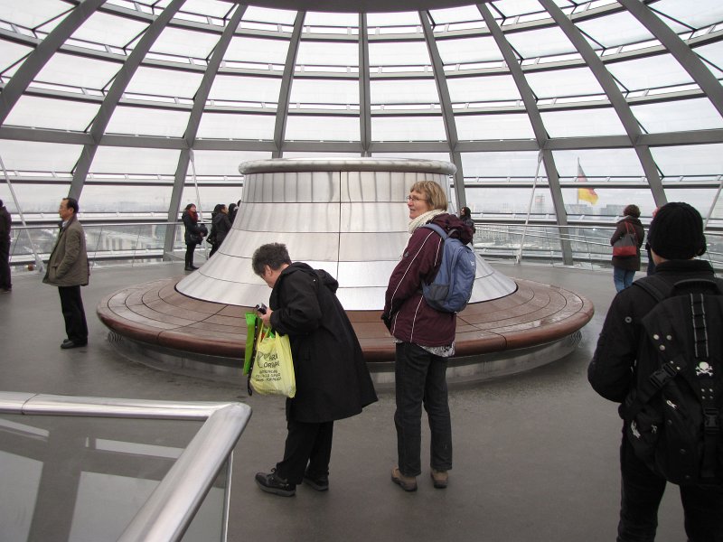 frouwkje in koepel reichstag.jpg - Na de rondleding door het gebouw bezoeken we de koepel.